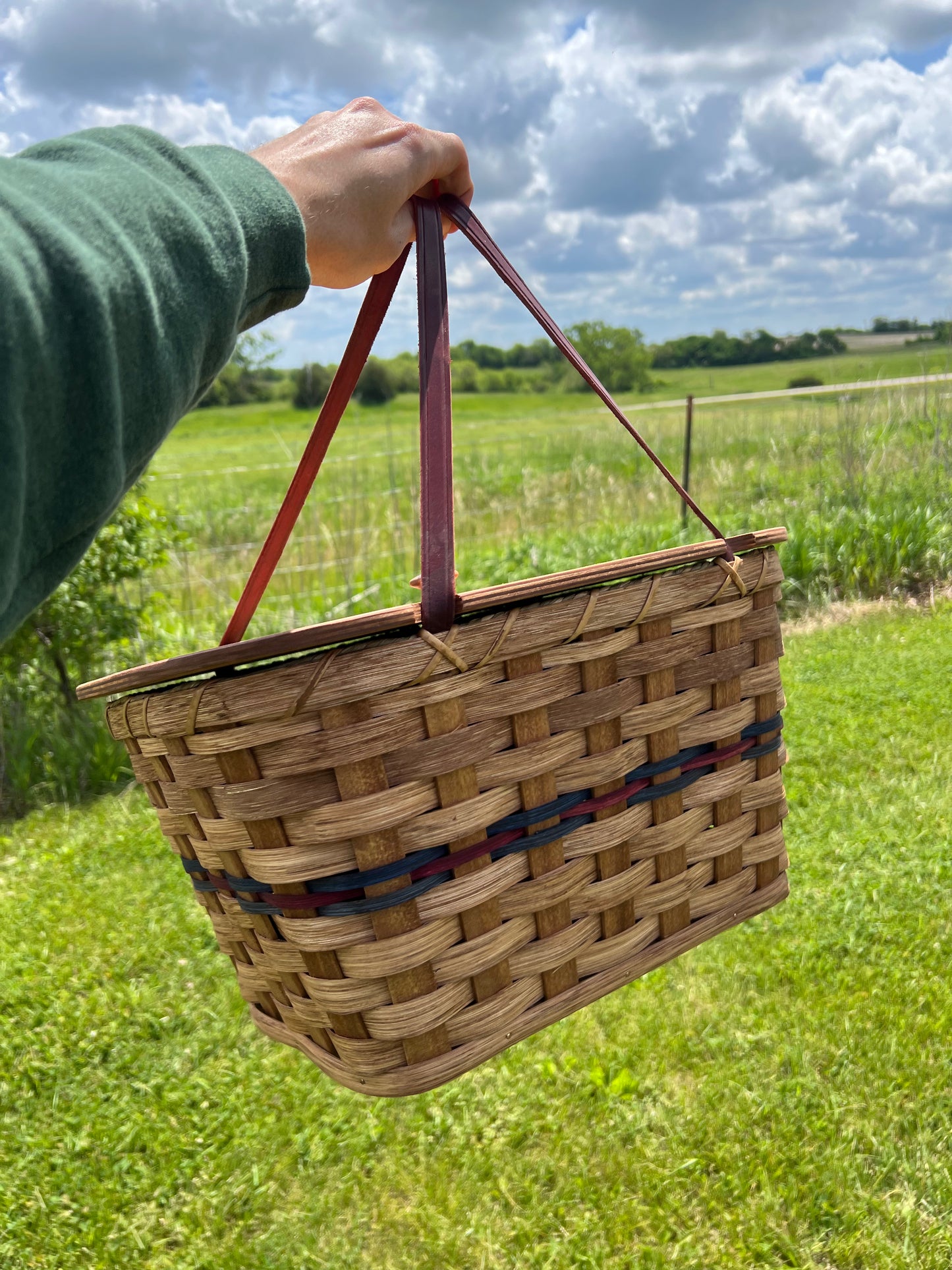 Handmade Large Picnic Basket – Amish Woven Craft with Lid (12-Inch)