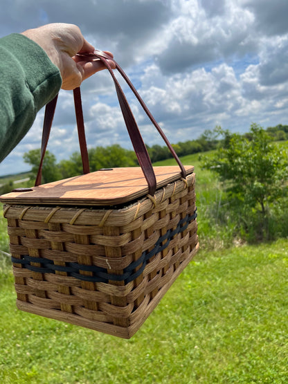 Handmade Amish Basket – Classic Woven Design with Leather Handles
