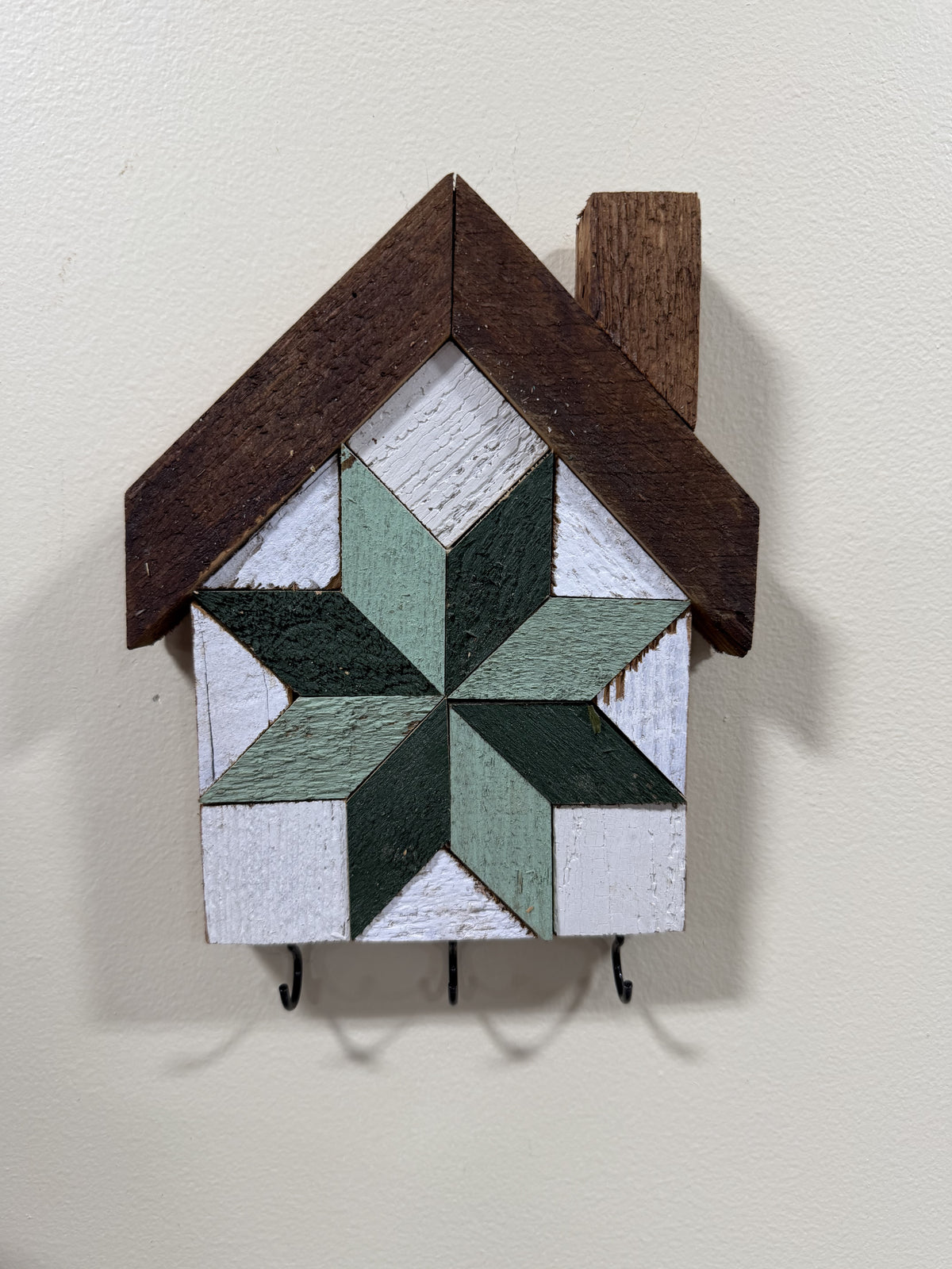 KH-06: Amish handmade house-shaped barn quilt key holder, sage & forest green star mosaic, reclaimed barn wood and three hooks