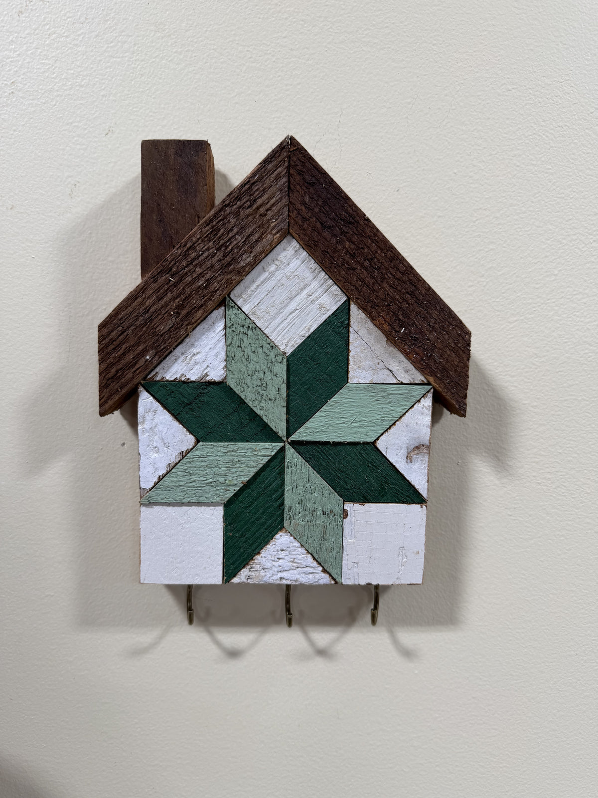 KH-07: Amish handmade house-shaped barn quilt key holder, forest green & sage star mosaic, reclaimed barn wood and three hooks